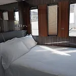 Neon Bigigio House Boat Bådhotel