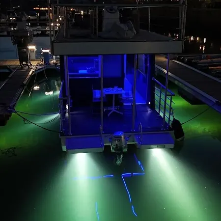 Båthotell Neon Bigigio House Boat Lisanza