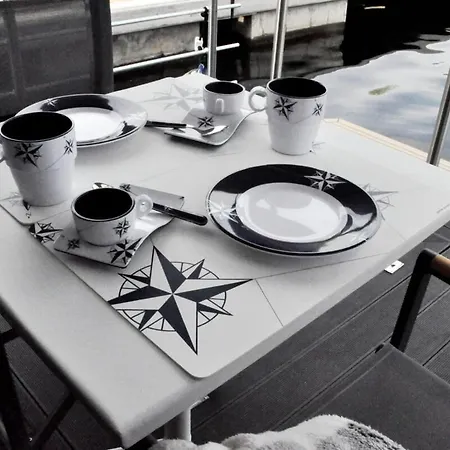 Neon Bigigio House Boat بوتيل