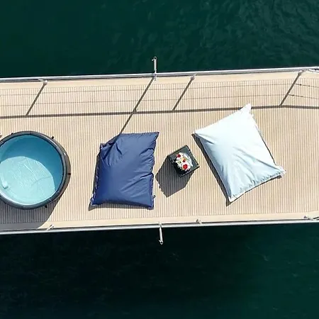 Neon Bigigio House Boat بوتيل *