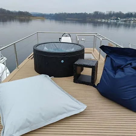 Neon Bigigio House Boat بوتيل