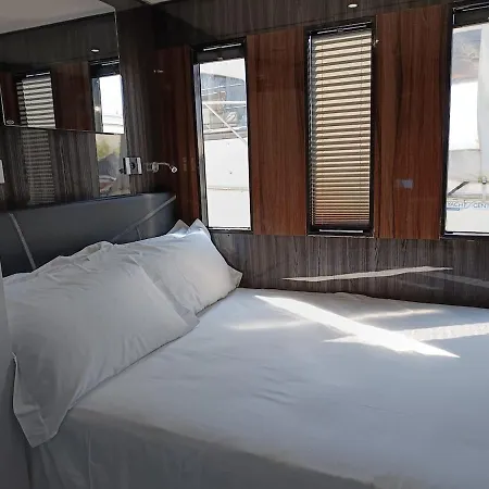 Neon Bigigio House Boat بوتيل