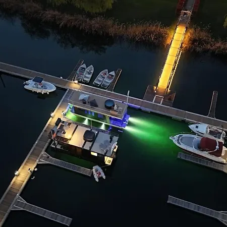 Neon Bigigio House Boat بوتيل *