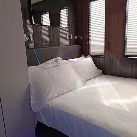 Neon Bigigio House Boat بوتيل Lisanza