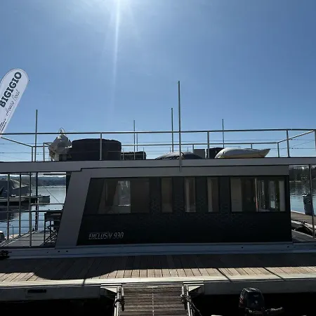 Neon Bigigio House Boat Båthotell Lisanza