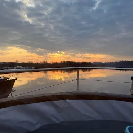 Neon Bigigio House Boat بوتيل