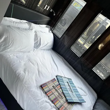 Neon Bigigio House Boat بوتيل Lisanza