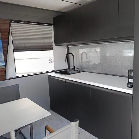 بوتيل Neon Bigigio House Boat Lisanza